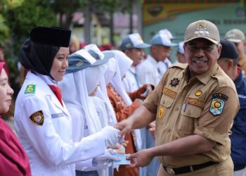 Bupati Siak Alfedri Imbau Siswa Usia 17 Tahun Miliki e-KTP dan IKD dalam Program Bupati Goes to School