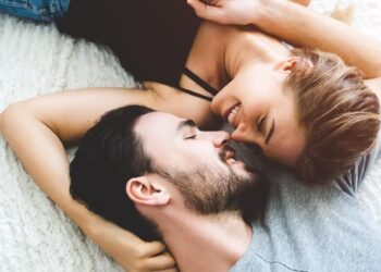8 Manuver Rahasia untuk Membuat Ciuman Lebih Menggairahkan