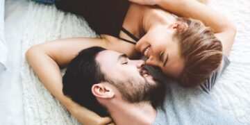 8 Manuver Rahasia untuk Membuat Ciuman Lebih Menggairahkan