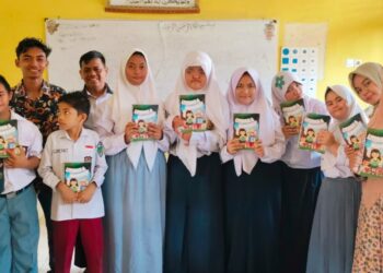 Wujudkan Pendidikan Merata: Universitas Rokania Implementasikan Media AR di SLB Negeri Rokan Hulu sebagai Outcome Riset DRTPM